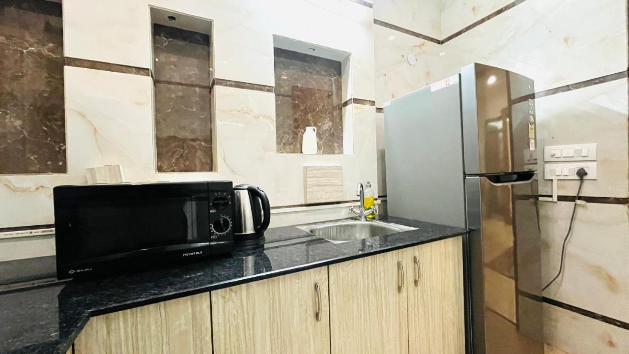 Bluo 1Bhk - Dlf Cybercity, Balcony, Lift, Parking Gurgaon Eksteriør bilde