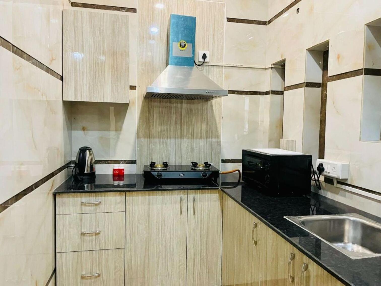Bluo 1Bhk - Dlf Cybercity, Balcony, Lift, Parking Gurgaon Eksteriør bilde