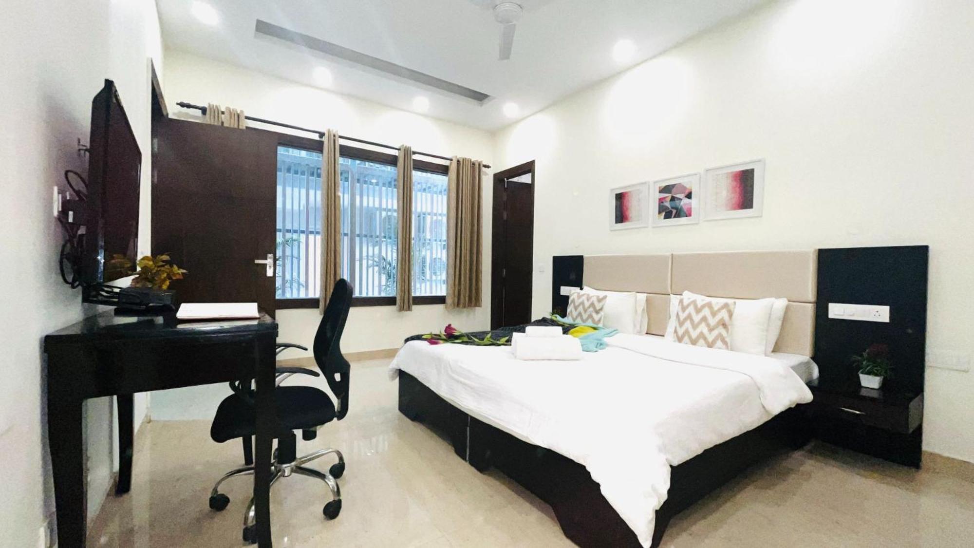 Bluo 1Bhk - Dlf Cybercity, Balcony, Lift, Parking Gurgaon Eksteriør bilde