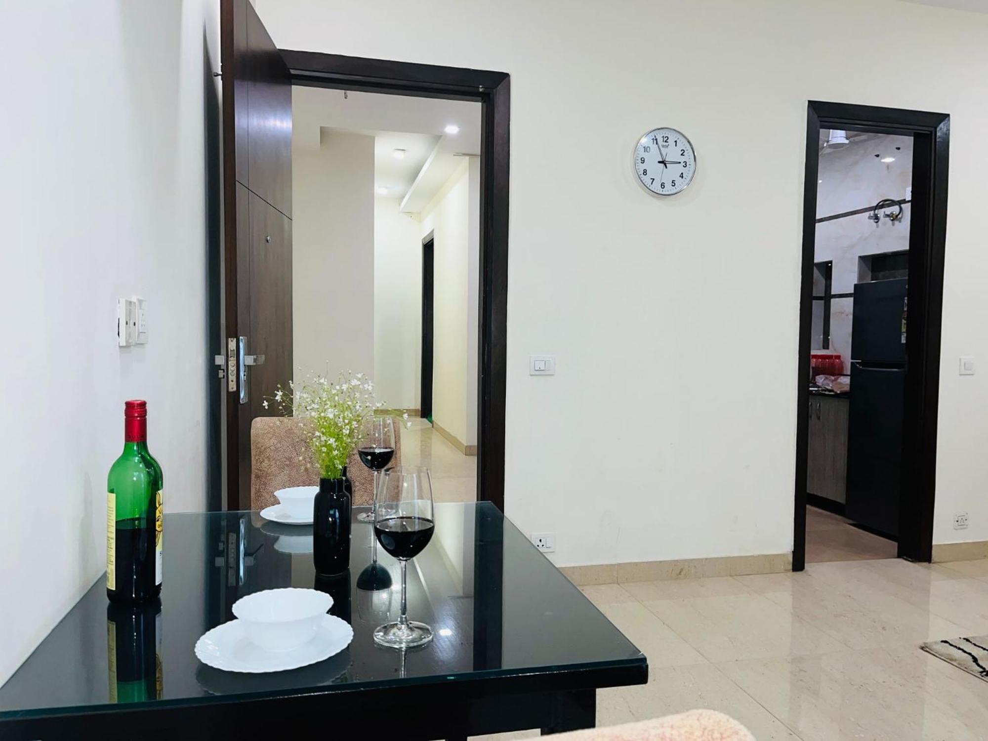 Bluo 1Bhk - Dlf Cybercity, Balcony, Lift, Parking Gurgaon Eksteriør bilde